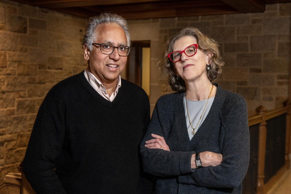 Dual portrait of Prof. Juliet Schor (Sociology) and Prof. 和Prasannan Parthasarathi主席(历史)一起为新书《设计课程:创新与文科核心》撰写文章。.